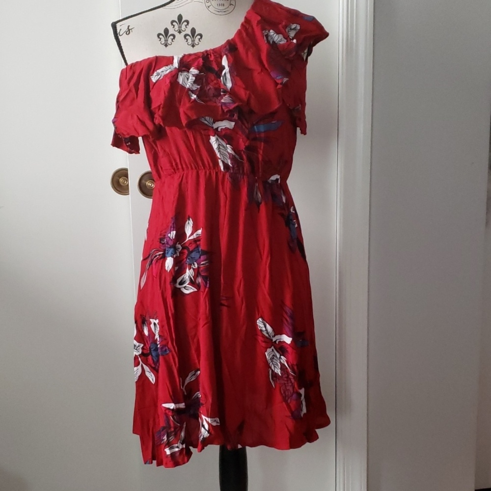 ￼

Red Floral Ruffle Asymmetrical Off-Shoulder Dre